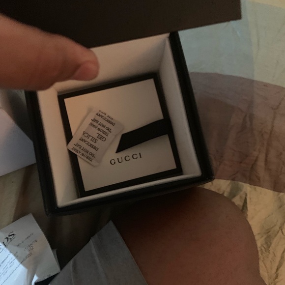 I’m selling a Gucci watch brand new with bar code - Picture 3 of 4